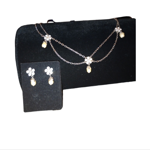 Silvertone earring with pearl beads - Picture 9 of 9